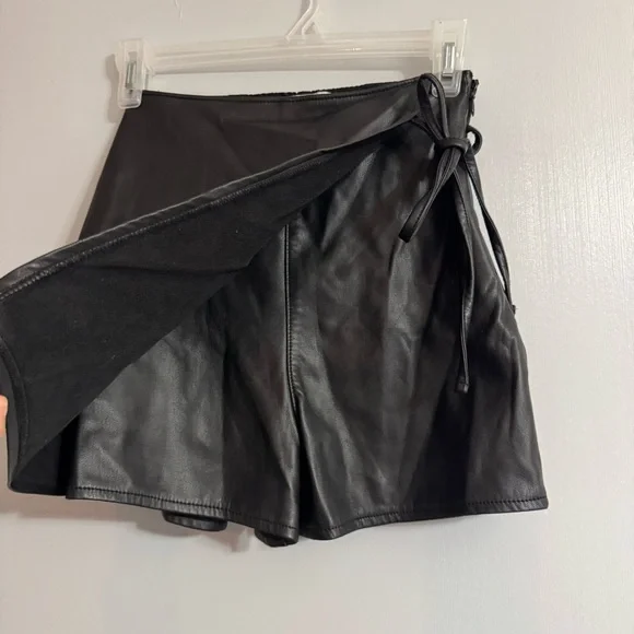Abercrombie & Fitch Black Faux Leather Mini Skort Skirt Size XXS